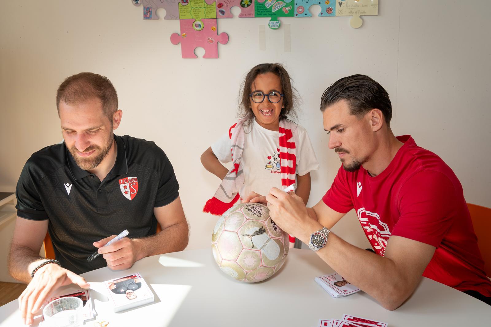 Match de football opposant les jeunes de La Chaloupe contre les joueurs du FC Sion. © Charles Niklaus